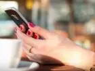 Telefon ze skarbówki - telefon w dłoni