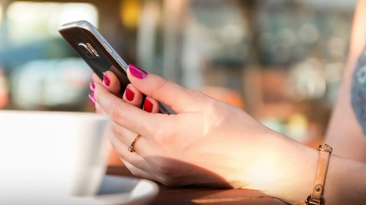 Telefon ze skarbówki - telefon w dłoni