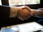 B2B a B2C - zbliżenie na podanie dłoni przez 2 osoby