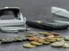 Monety i kalkulator na blacie