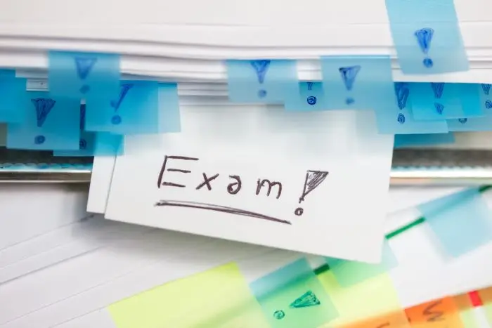 Kartka w notesie z napisem exam