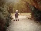 Dziecko w parku na rowerze