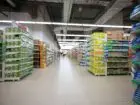 Półki sklepowe w markecie