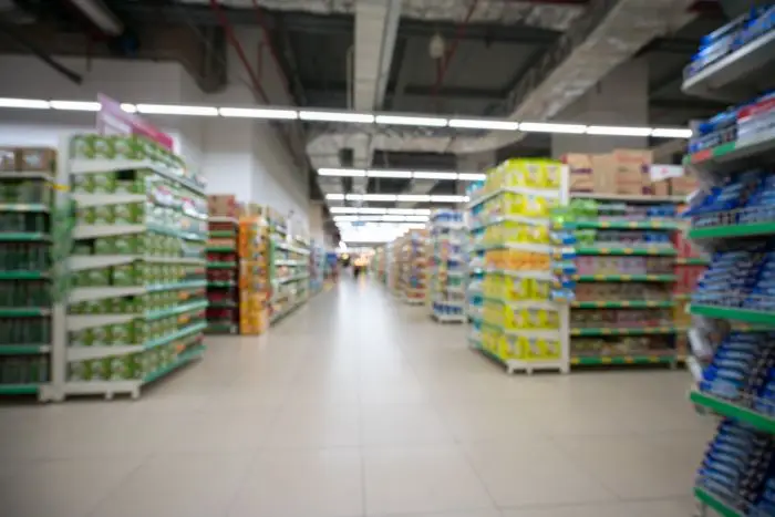 Półki sklepowe w markecie