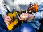 Mężczyzna grający na ukulele