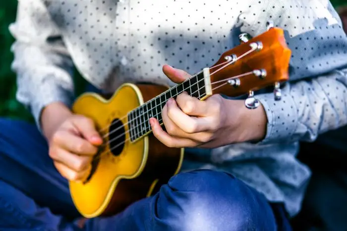 Mężczyzna grający na ukulele