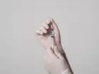 Szczepionka trzymana w dłoni