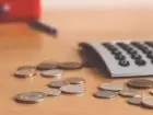Kalkulator i monety na biurku