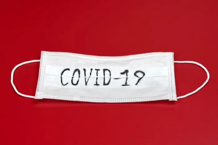 Maseczka z napisem covid-19