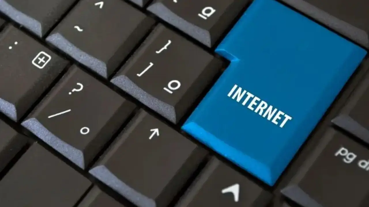 Klawisz na klawiaturze z napisem internet