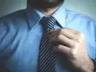 Mężczyzna w koszuli i krawacie