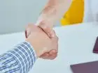 Dwie osoby podające sobie dłonie