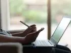 Ekwiwalent za pracę zdalną - kobieta przy laptopie w domu