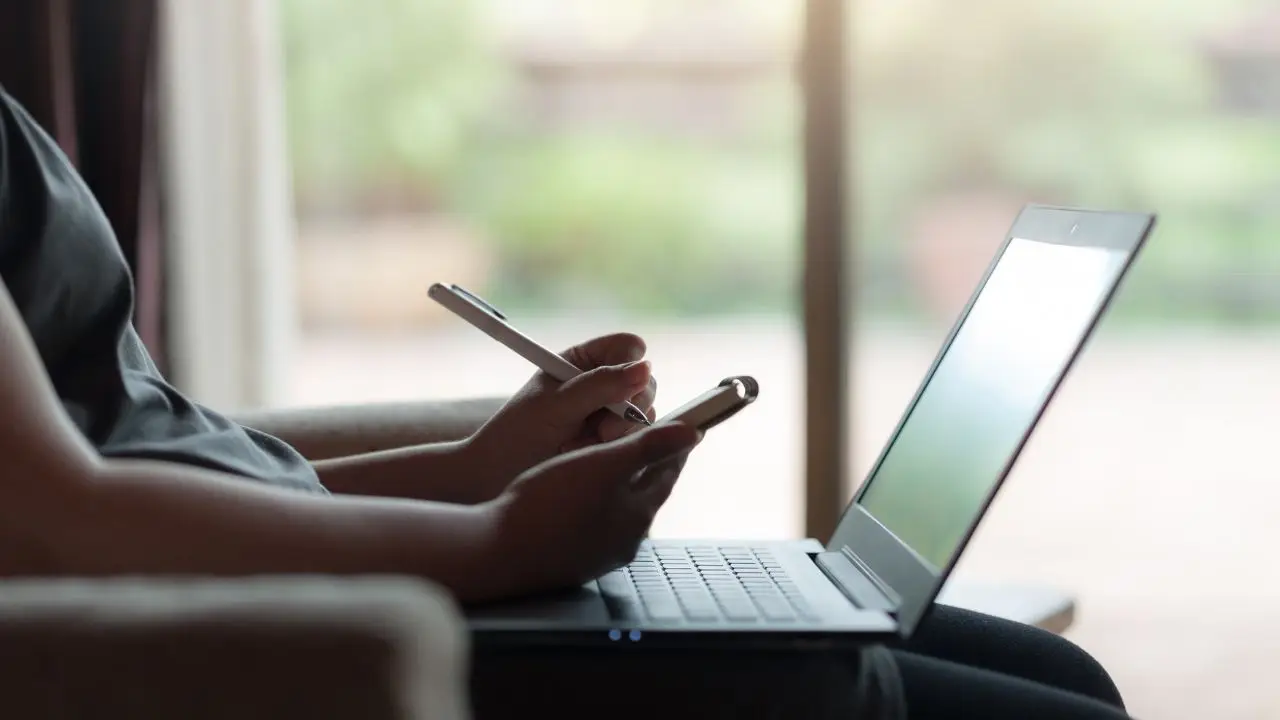 Ekwiwalent za pracę zdalną - kobieta przy laptopie w domu