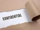 Napis confidential na kartce