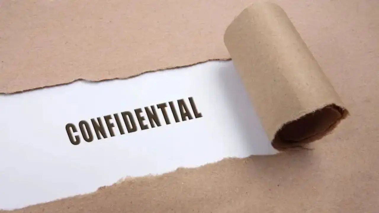 Napis confidential na kartce