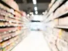 Symboliczne zdjęcie przedstawiające rozmyty widok wnętrza supermarketu