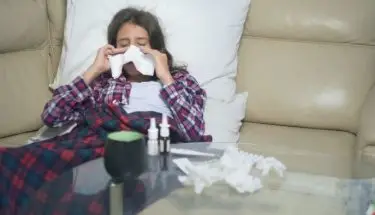 Kobieta w trakcie choroby na kanapie