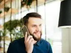 Mężczyzna rozmawiający przez telefon