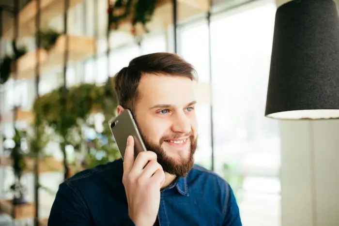 Mężczyzna rozmawiający przez telefon