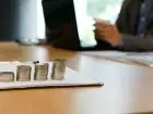 Wieżyczki ułożone z monet na biurku