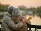 Para emerytów na spacerze jesienią