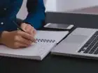 Praca tymczasowa - mężczyzna notujący w zeszycie