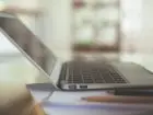 Laptop na biurku