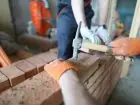 Murarz w trakcie pracy