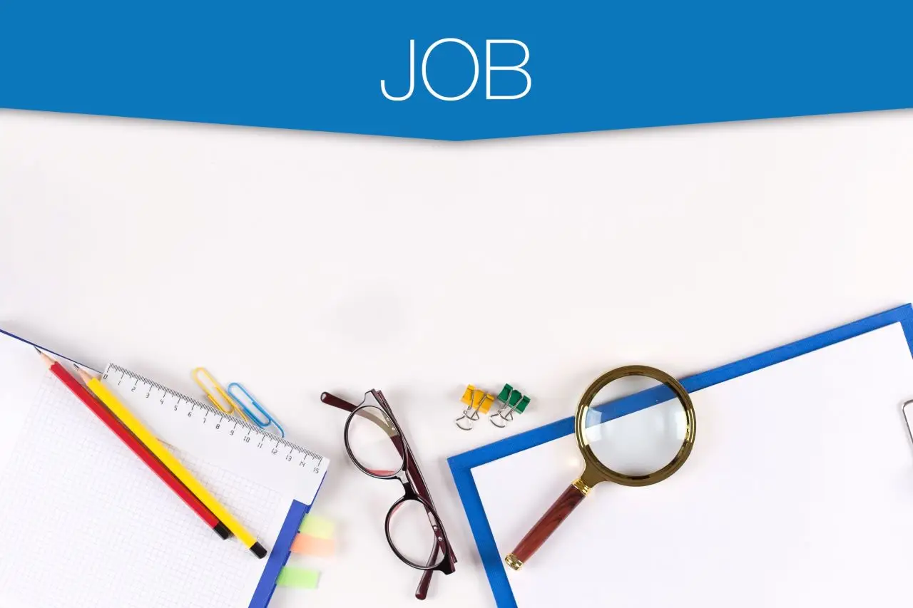 Raport z rynku pracy 2024 - napis job na tle biurka i przyborów biurowych