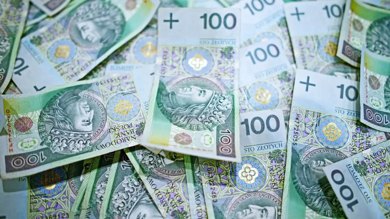 Stos polskich banknotów 100 zł