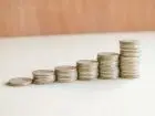 Stosy monet ustawione na blacie