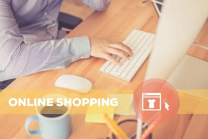 Kobieta siedząca przy biurku, napis online shopping