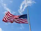 Flaga USA powiewająca na maszcie
