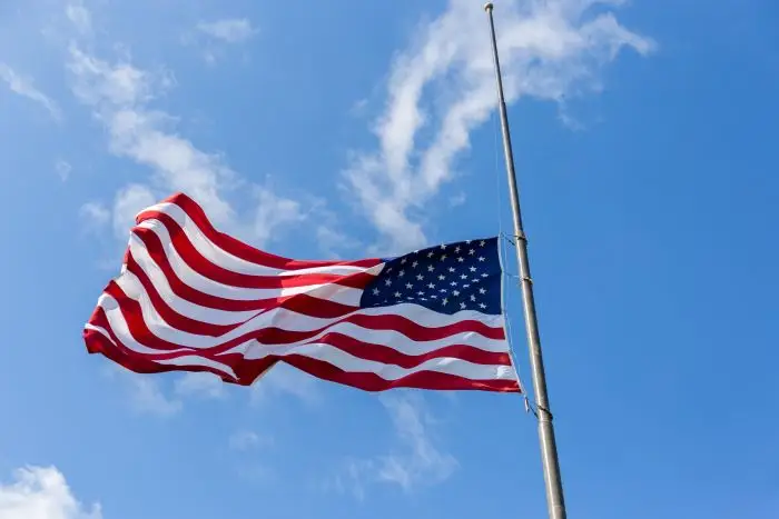Flaga USA powiewająca na maszcie