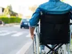 Mężczyzna na wózku dla osób z niepełnosprawnością ruchową