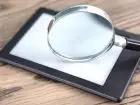 Jak sprawdzić PIT - lupa na tablecie