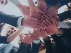 Jak założyć stowarzyszenie - ludzie składający dłonie
