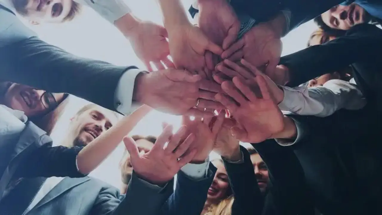 Jak założyć stowarzyszenie - ludzie składający dłonie