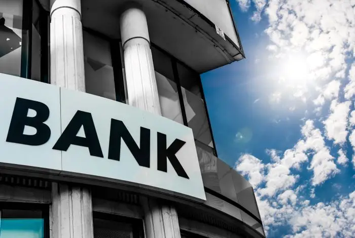 Napis bank na budynku