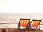 Dwa leżaki na plaży