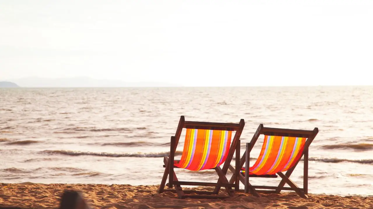 Dwa leżaki na plaży