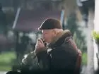 Emeryt pijący kawę