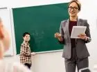 Podanie o pracę w szkole - nauczycielka w klasie zajęciowej z dziećmi