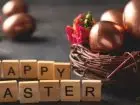 Praca w wielką sobote - napis z klocków happy easter