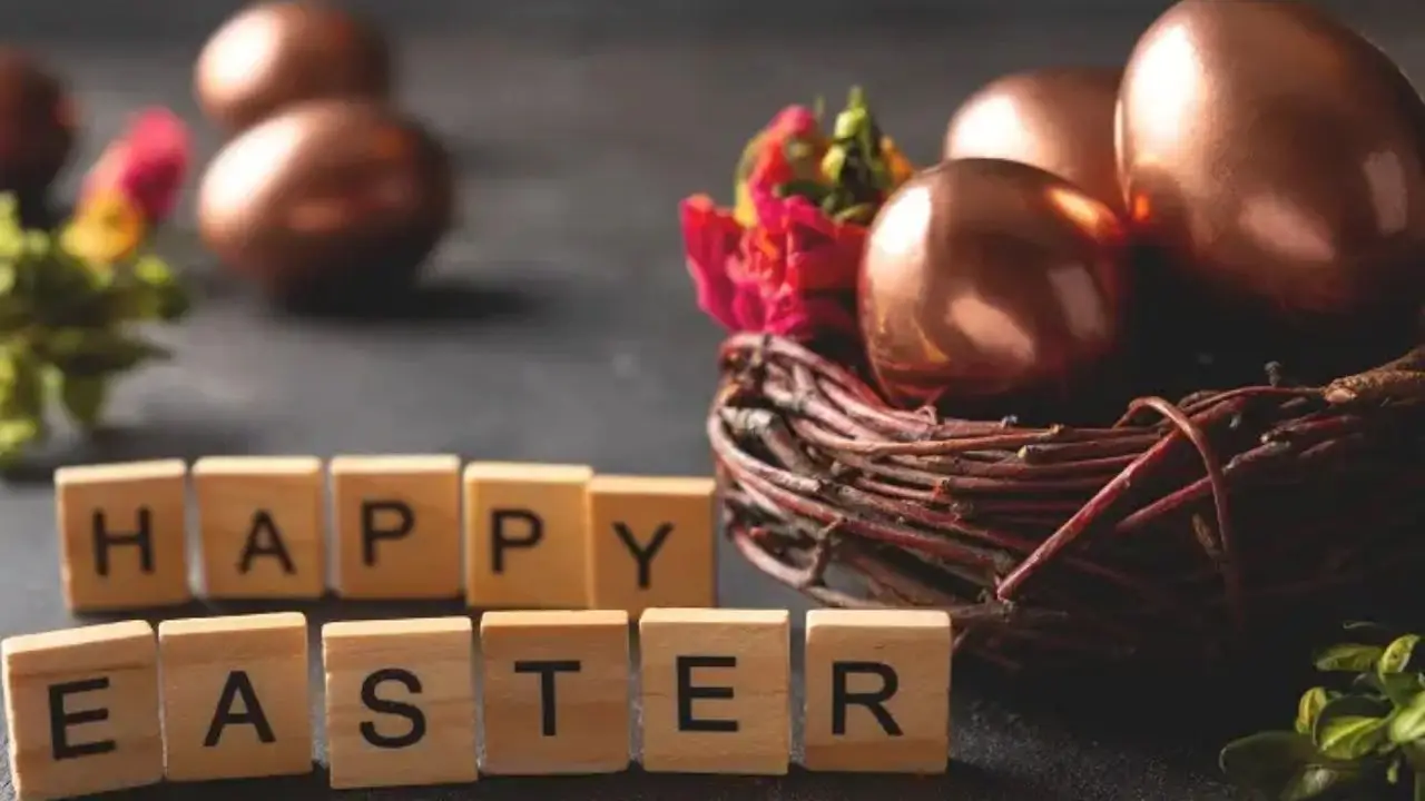 Praca w wielką sobote - napis z klocków happy easter