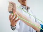 Fizjoterapeuta w trakcie ćwiczeń z pacjentem