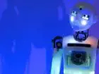 Robot przypominający człowieka na niebieskim tle
