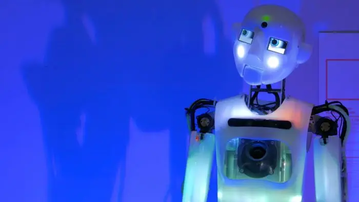 Robot przypominający człowieka na niebieskim tle