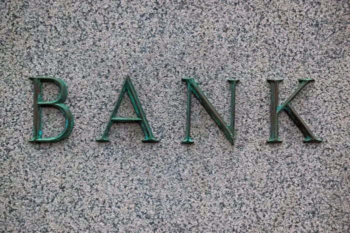 Napis bank na tablicy granitowej